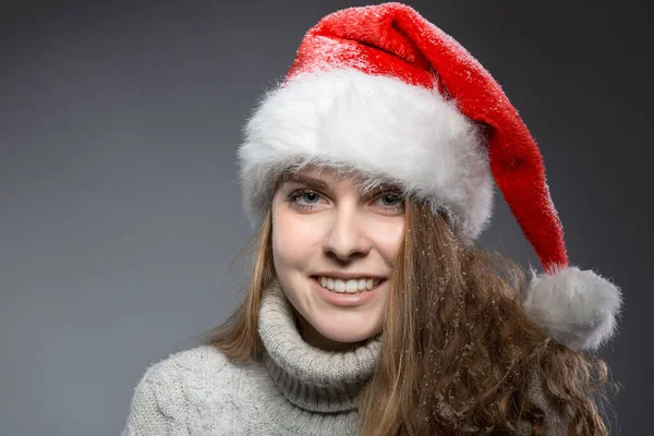 Boże Narodzenie Dziewczyna Santa Claus Kapelusz Noszenie Golfa — Zdjęcie stockowe