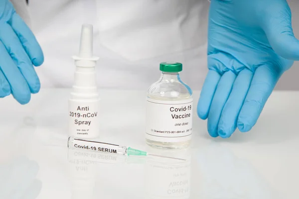 Χέρια Ιατρού Ιατρικά Γάντια Που Παρουσιάζουν Τον Ορό Εμβόλιο Covid — Φωτογραφία Αρχείου