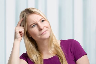 Genç bayan düşünüyor.