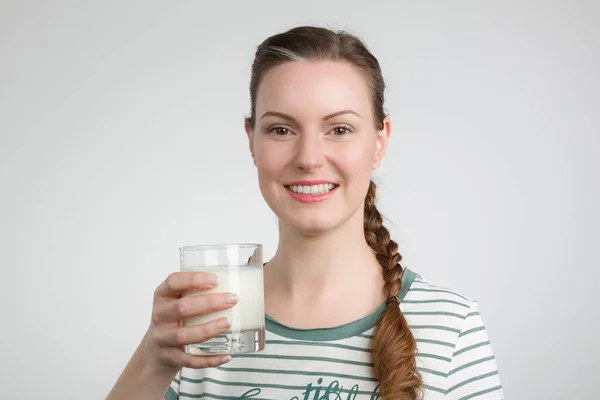 Joven Mujer Sonriente Con Vaso Leche Fresca —  Fotos de Stock