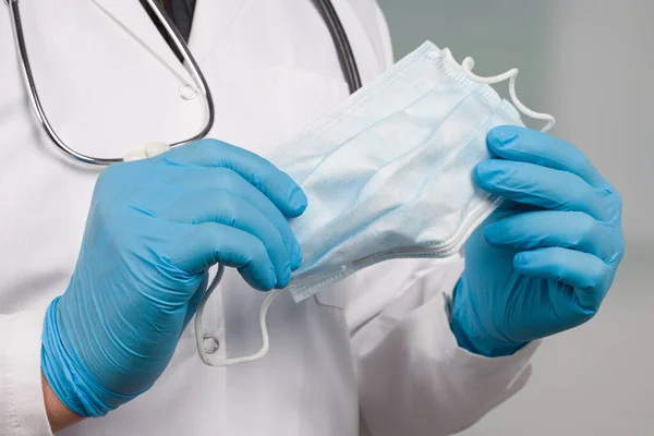 Primer Plano Mano Del Médico Con Una Mascarilla Facial Para —  Fotos de Stock