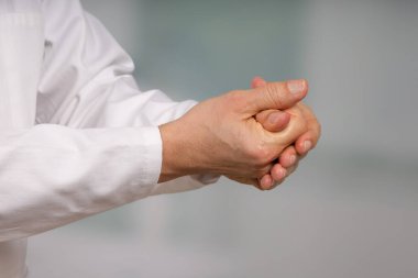 Klinik odasının önünde sabunla doktorun elini temizle.