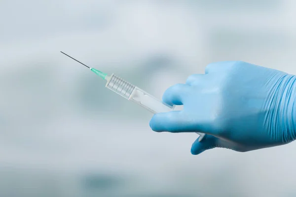 Orvos Kezének Közelsége Védőoltásra Kész Felhúzott Fecskendővel Ellátott Orvosi Kesztyűben — Stock Fotó