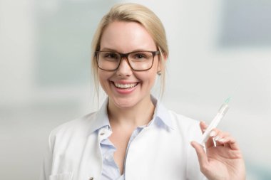 Kadın doktor ya da şırıngalı hemşire aşı serumuyla geldi.