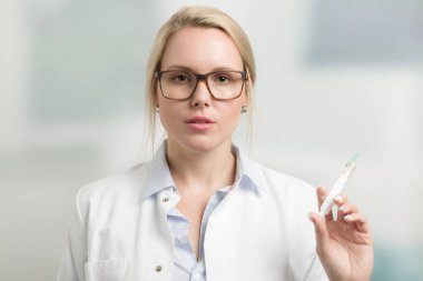 Kadın doktor ya da şırıngalı hemşire aşı serumuyla geldi.