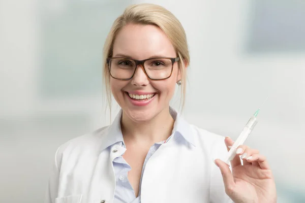 Médico Enfermeiro Fêmea Com Seringa Puxada Com Soro Vacinação — Fotografia de Stock