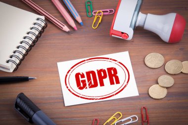 Gdpr genel veri koruma yönetmeliği damgası. Ahşap ofis büro Kırtasiye ile