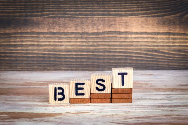 En iyisi. Seçim, uygulama veya hizmet. Ofis Masası ahşap harfler