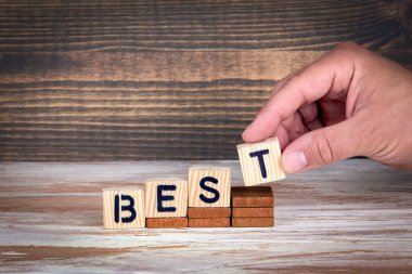 En iyisi. Seçim, uygulama veya hizmet. Ofis Masası ahşap harfler