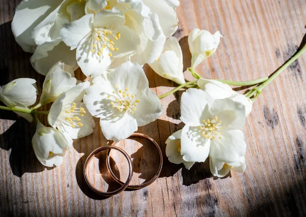 화이트 재 스민 꽃에 황금 결혼 반지 — 스톡 사진