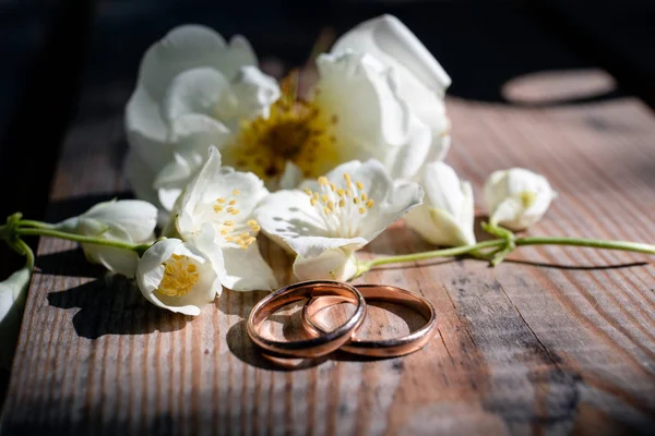 화이트 재 스민 꽃에 황금 결혼 반지 — 스톡 사진