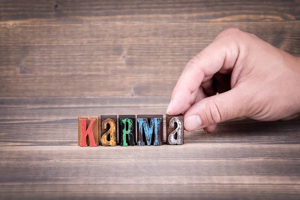 Karma. Lettere in legno sulla scrivania dell'ufficio — Foto Stock