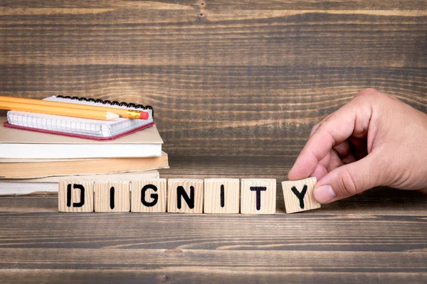 Méltóság üzleti koncepció. Fa betű az íróasztal — Stock Fotó
