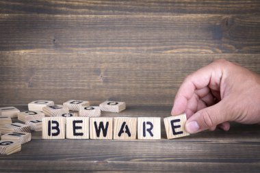 Dikkatli olun. Ahşap mektup ofis masasında bilgilendirici ve iletişim arka plan