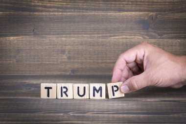 Riga, Letonya - 21 Temmuz 2018: Trump. Ahşap mektup ofis masasında bilgilendirici ve iletişim arka plan metin