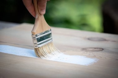 Beyaz ahşap yüzey boyama