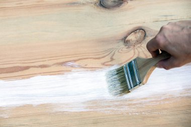 Beyaz ahşap yüzey boyama