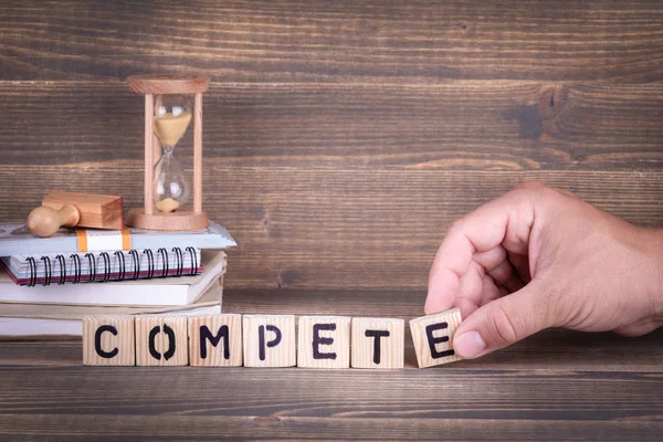 Competir. letras de madera en el escritorio de la oficina — Foto de Stock