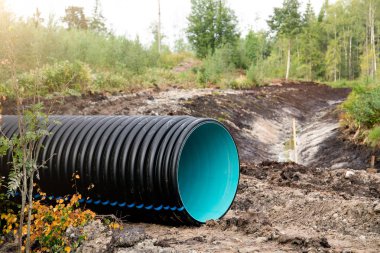 Drenaj sistemi su colleting için ormanda hendek yapıyor