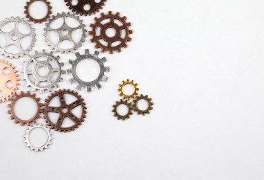 Farklı boyutlarda ve beyaz bir arka plan üzerinde renkli dişliler