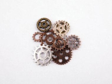 Farklı boyutlarda ve beyaz bir arka plan üzerinde renkli dişliler