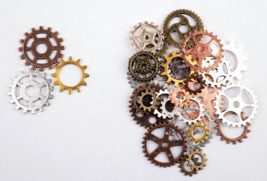 Farklı boyutlarda ve beyaz bir arka plan üzerinde renkli dişliler