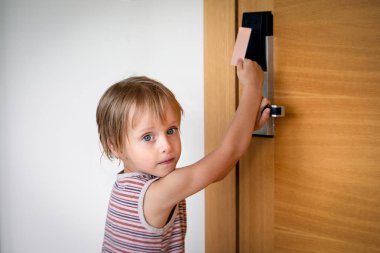 Küçük çocuk kart Lock Hotel kapılarını açmaya çalışıyordu