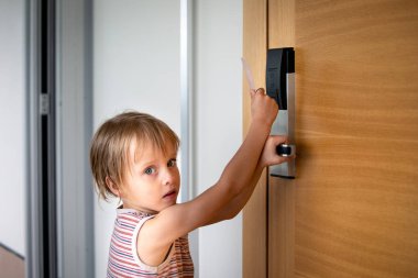 Küçük çocuk kart Lock Hotel kapılarını açmaya çalışıyordu