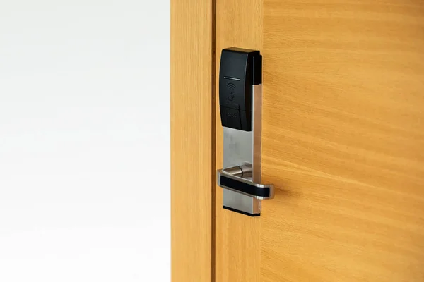Hotel electronic lock on wooden door — Stock Photo, Image