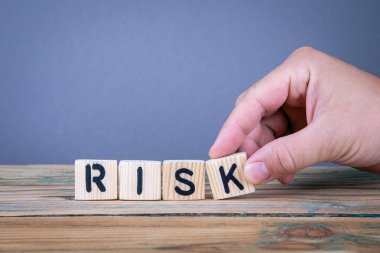 risk. Ofis Masası ahşap harfler
