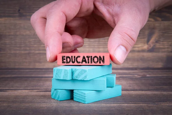 Conceito de educação, com blocos de madeira coloridos — Fotografia de Stock