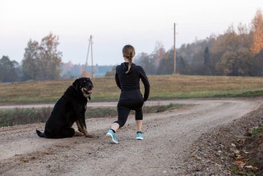 Esneme egzersizleri yapan bir kadın.