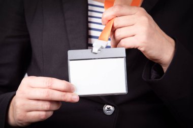 Beyaz boş personel kimlik mockup turuncu boyun kordonu ile