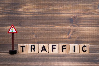 Ahşap harfleri ile bir trafik ışığı yol üzerinden trafik imzala ahşap arka plan üzerinde
