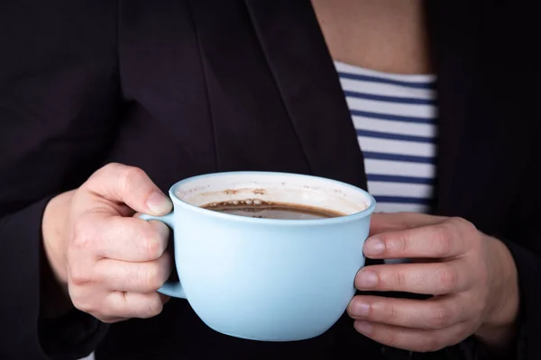 Frauenhände mit blauer Tasse Kaffee — Stockfoto