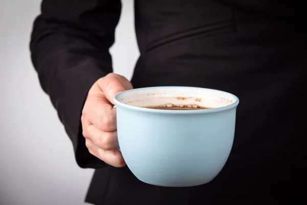 Nahaufnahme Von Frauenhänden Mit Einer Blauen Tasse Kaffee — Stockfoto