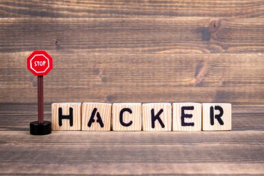 Hacker kavramı. Ahşap yol işaret harflerle