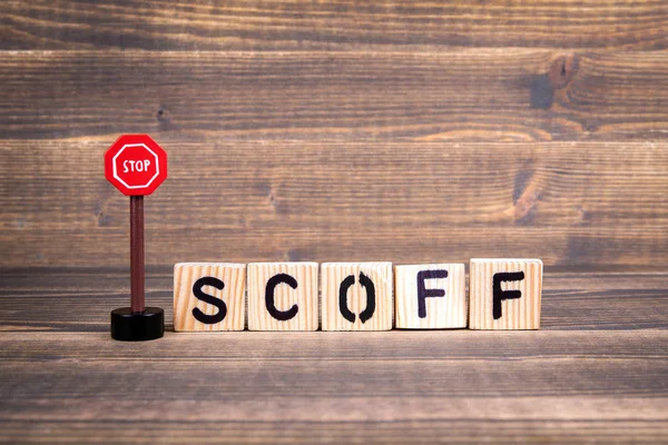 Detén el concepto Scoff. Letras de madera con señal de tráfico — Foto de Stock