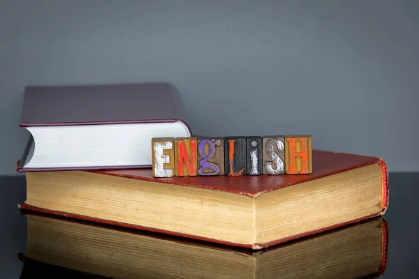 Англійське слово з різнокольорових дерев'яних листи на сірий фон — стокове фото