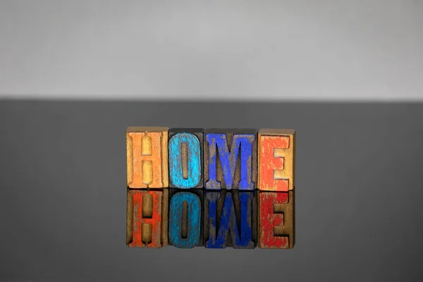 Słowo do domu z kolorowe drewniane literki — Zdjęcie stockowe