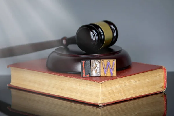 Zákon slovo z barevných dřevěných písmen — Stock fotografie