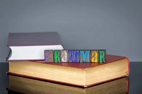 Gramatiku slovo od barevné dřevěné písmena na šedém pozadí — Stock fotografie