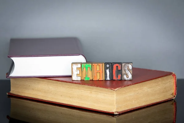 Етика слова з кольорових дерев'яних літер — стокове фото