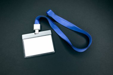 Beyaz boş personel kimlik mockup mavi ip ile