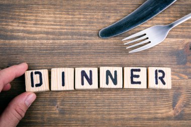 Akşam yemeği. Ofis Masası ahşap harfler