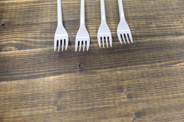 ahşap arka plan üzerinde beyaz plastik çatal