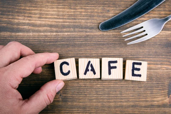 Café. Holzbuchstaben auf dem Schreibtisch — Stockfoto