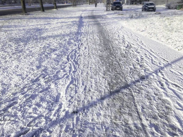 Gelo escorregadio e neve na calçada — Fotografia de Stock