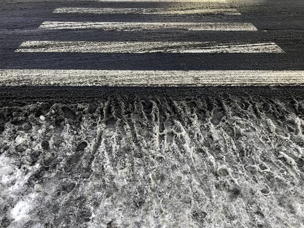 Crosswalk, city street in winter — Stock Photo, Image