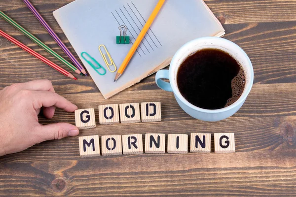 Guten Morgen. Holzbuchstaben auf dem Schreibtisch — Stockfoto